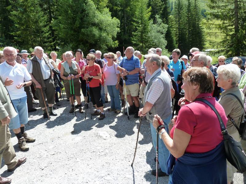 n_02 lauschen dem Vortrag.jpg